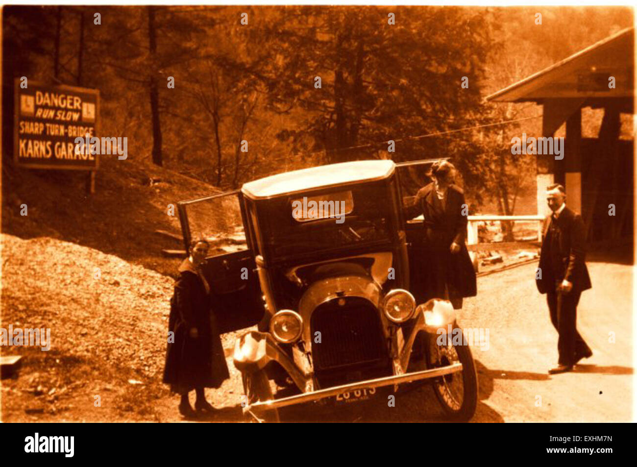 "On A Drive" è un dipinto di A. N. Wolf e Orie O. Miller, che cattura una scena di un giro in carrozza trainata da cavalli attraverso un paesaggio rurale. L'opera è conosciuta per la sua vibrante rappresentazione dei trasporti del XIX secolo e della vita rurale panoramica. Foto Stock