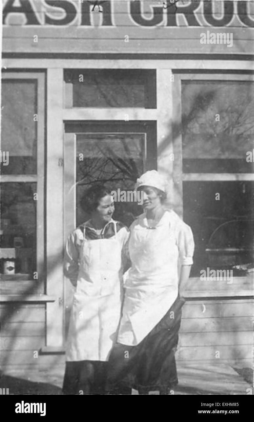 "On furlough" è un'opera d'arte che raffigura una scena della vita militare. Il pezzo cattura l'essenza dei soldati in congedo, offrendo un momento riflettente nel contesto della guerra. L'artista utilizza pennellate dettagliate per illustrare le espressioni dei soldati e il loro temporaneo sollievo dal dovere. Foto Stock