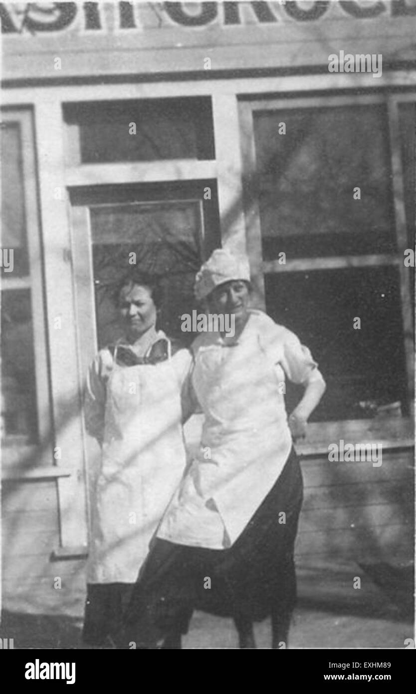 Questa opera d'arte intitolata "On furlough" probabilmente raffigura un soldato che si congeda dai doveri militari. Il dipinto può esplorare le complessità emotive del servizio militare, in particolare durante i periodi di riposo e recupero. Foto Stock