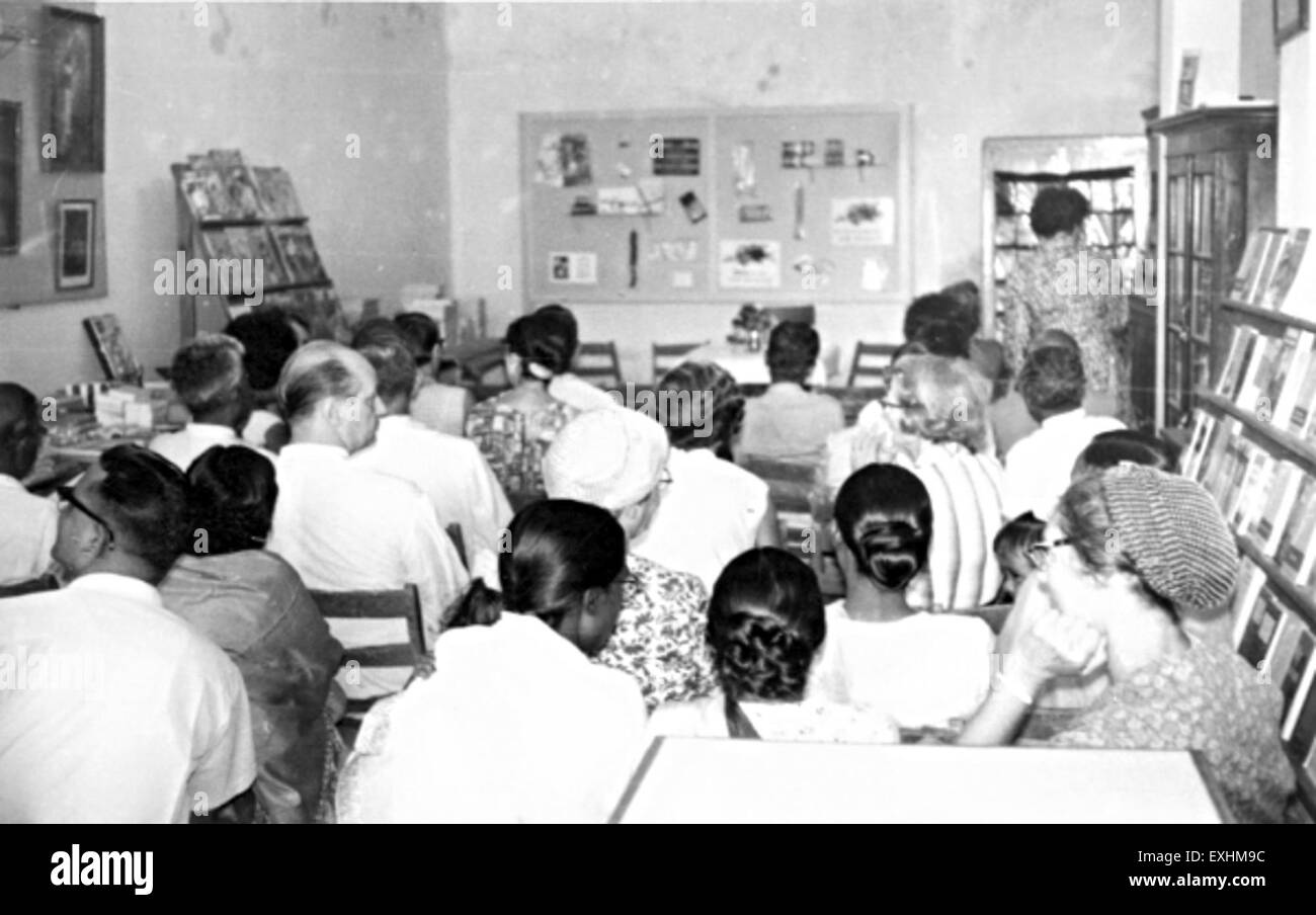 La cerimonia di apertura presso il negozio Good Books di Bihar, India, nel 1964 segna un importante evento culturale. La fotografia cattura il momento della celebrazione e del coinvolgimento della comunità, riflettendo lo spirito del tempo e l'importanza della letteratura nella regione. Foto Stock