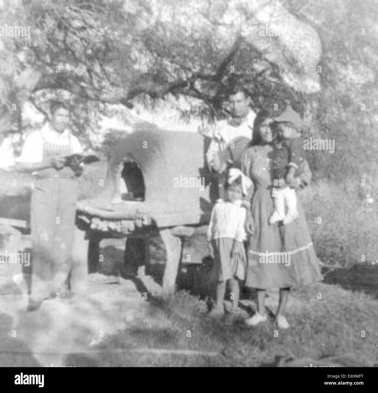 Il "forno esterno" di Chaco, Argentina, si riferisce a una struttura tradizionale utilizzata nella cucina, che mostra le pratiche culturali della regione. Questi forni all'aperto sono ancora oggi utilizzati come parte del patrimonio locale e delle tecniche di cottura. Foto Stock Il "forno esterno" di Chaco, Argentina, si riferisce a una struttura tradizionale utilizzata nella cucina, che mostra le pratiche culturali della regione. Questi forni all'aperto sono ancora oggi utilizzati come parte del patrimonio locale e delle tecniche di cottura. Foto Stock
