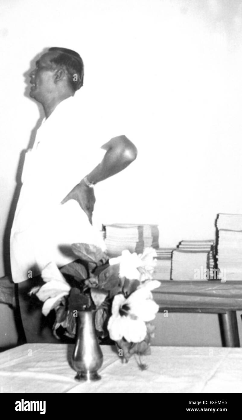 Questa immagine cattura l'apertura di *Good Books*, una libreria in Bihar, India, nel 1964. Il negozio, associato al Consiglio cristiano del Bihar, è stato fondato da P. L. Lall e sostenuto dal Consiglio mennonita delle missioni, che funge da centro per la letteratura cristiana e le risorse educative nella regione. Foto Stock