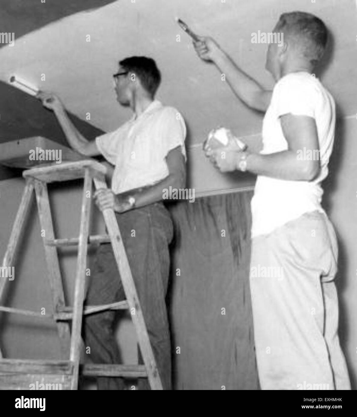 Questo dipinto a Phoenix cattura l'essenza della vibrante cultura della città, raffigurando la vita urbana e il paesaggio desertico circostante con uno stile artistico moderno. Foto Stock