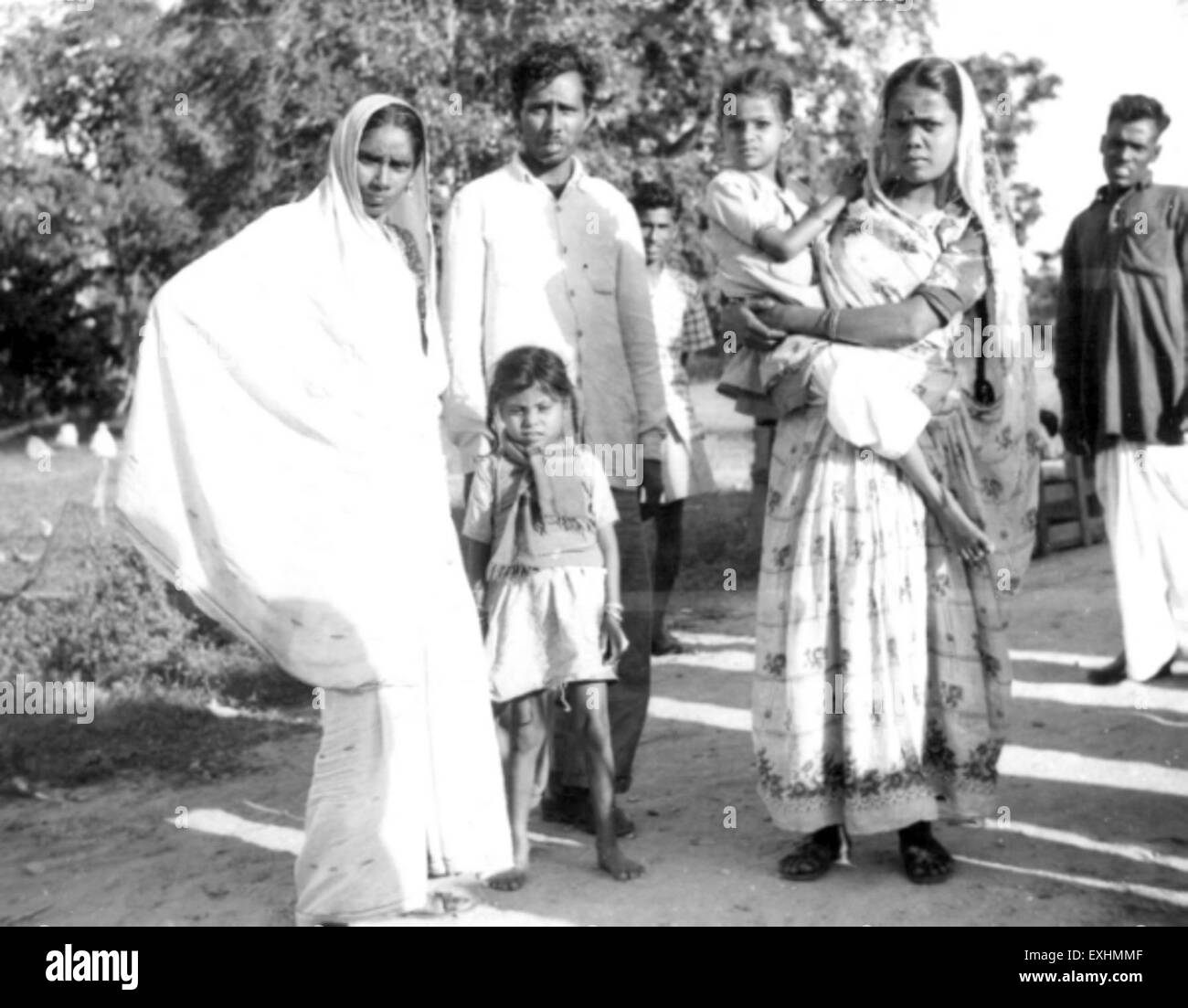Questa fotografia storica cattura i pazienti che arrivano al Satbarwa Hospital in India nel 1964. Riflette le condizioni sanitarie e l'importanza delle strutture mediche durante quel periodo, concentrandosi sulla dipendenza della comunità dai servizi sanitari. Foto Stock