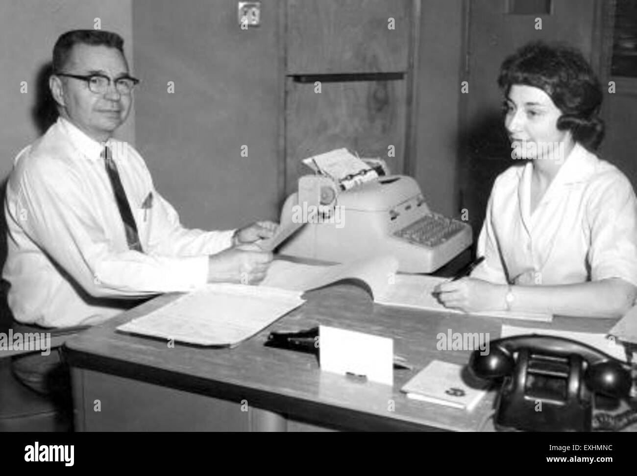 Paul L. Yoder e Ella Bontrager, due figure degne di nota, possono riferirsi a individui nel campo dell'arte o dell'istruzione, contribuendo in modo significativo alle loro rispettive discipline. È necessario un ulteriore contesto per esplorare i loro risultati. Foto Stock