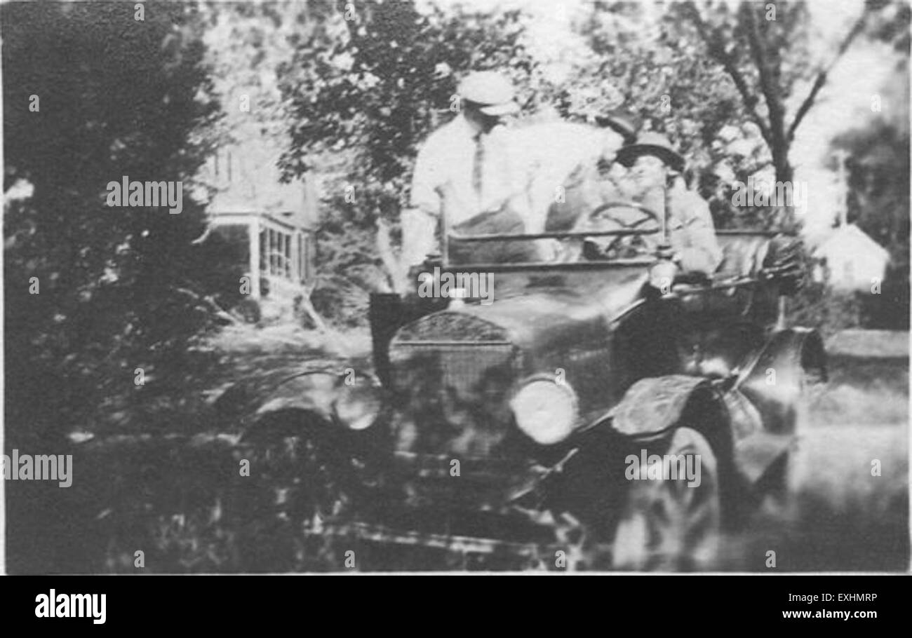 "Pete B, Pantz, Shorty 1" è un'opera d'arte che cattura una scena contemporanea, concentrandosi sull'espressione moderna attraverso elementi astratti e figurativi. L'opera esemplifica lo stile e la visione unici dell'artista nel panorama dell'arte moderna. Foto Stock