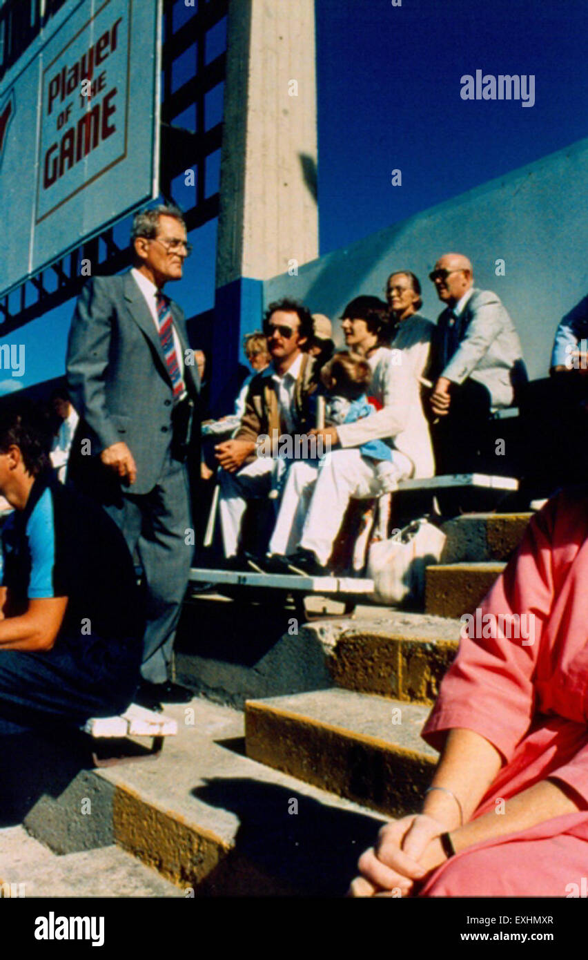 Questa immagine cattura il momento durante la Conferenza Mondiale Mennonita tenutasi a Winnipeg, Manitoba, dove i partecipanti sono in preda al culto. L'evento celebra la fede e la comunità mennonita con un focus sull'unità spirituale e la comunione. Foto Stock