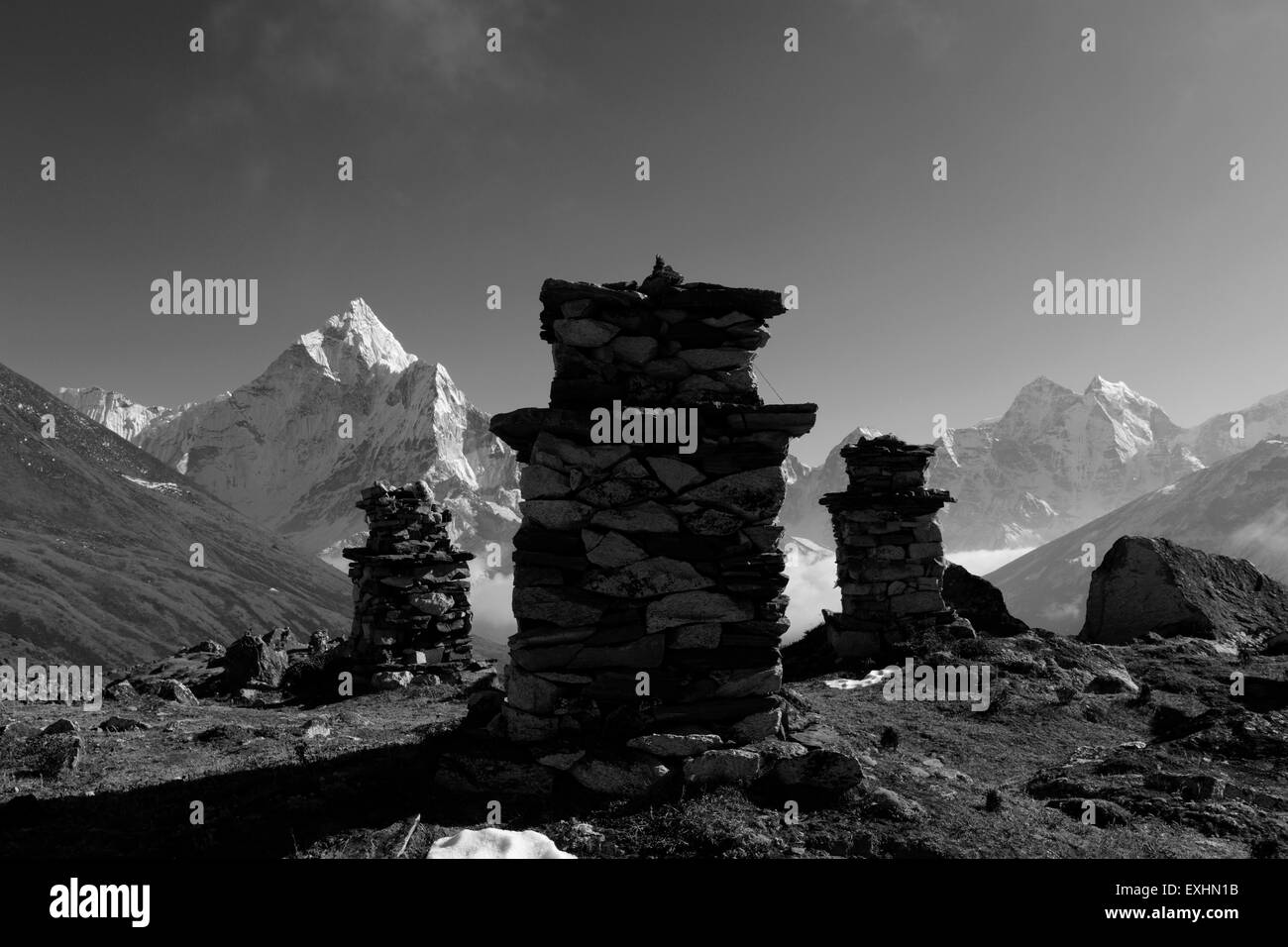 Memoriali e lapidi per gli scalatori e gli sherpa che sono morti su Everest, Dughla Thokla Pass, Parco Nazionale di Sagarmatha, UNESCO Foto Stock