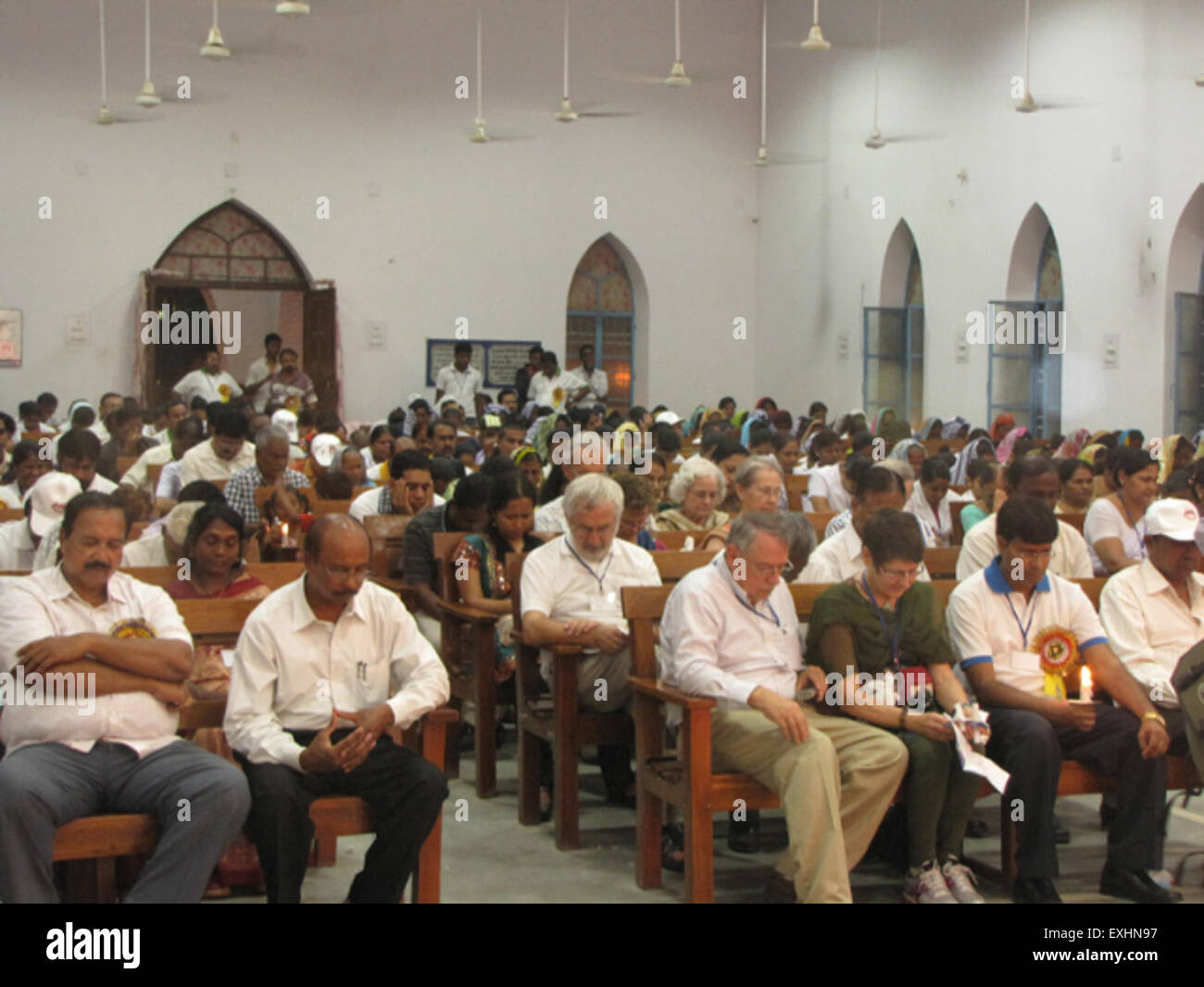 Una fotografia del 2010 che mostra un servizio di preghiera in un ospedale cristiano di Dhamtari, Chhattisgarh, India, che illustra il ruolo dei mennoniti e il significato della preghiera all'interno della comunità ospedaliera. L'immagine cattura l'aspetto spirituale dell'ambiente sanitario. Foto Stock