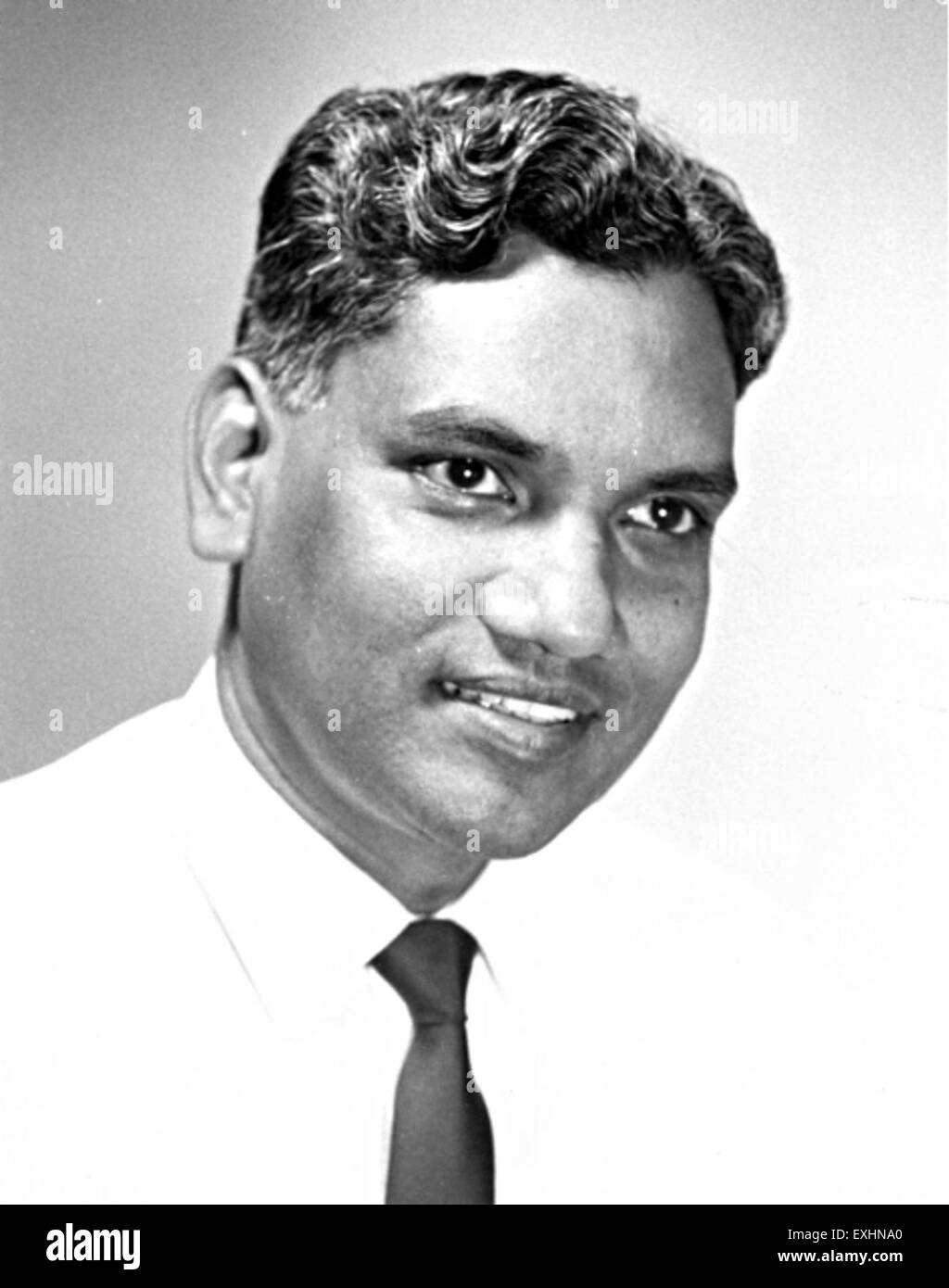 Una fotografia che cattura il preside eletto della MHSS (Mahatma Hidayatullah Secondary School) a Dhamtari, India, nel 1964. L'immagine riflette un momento importante nella storia della leadership della scuola. Foto Stock