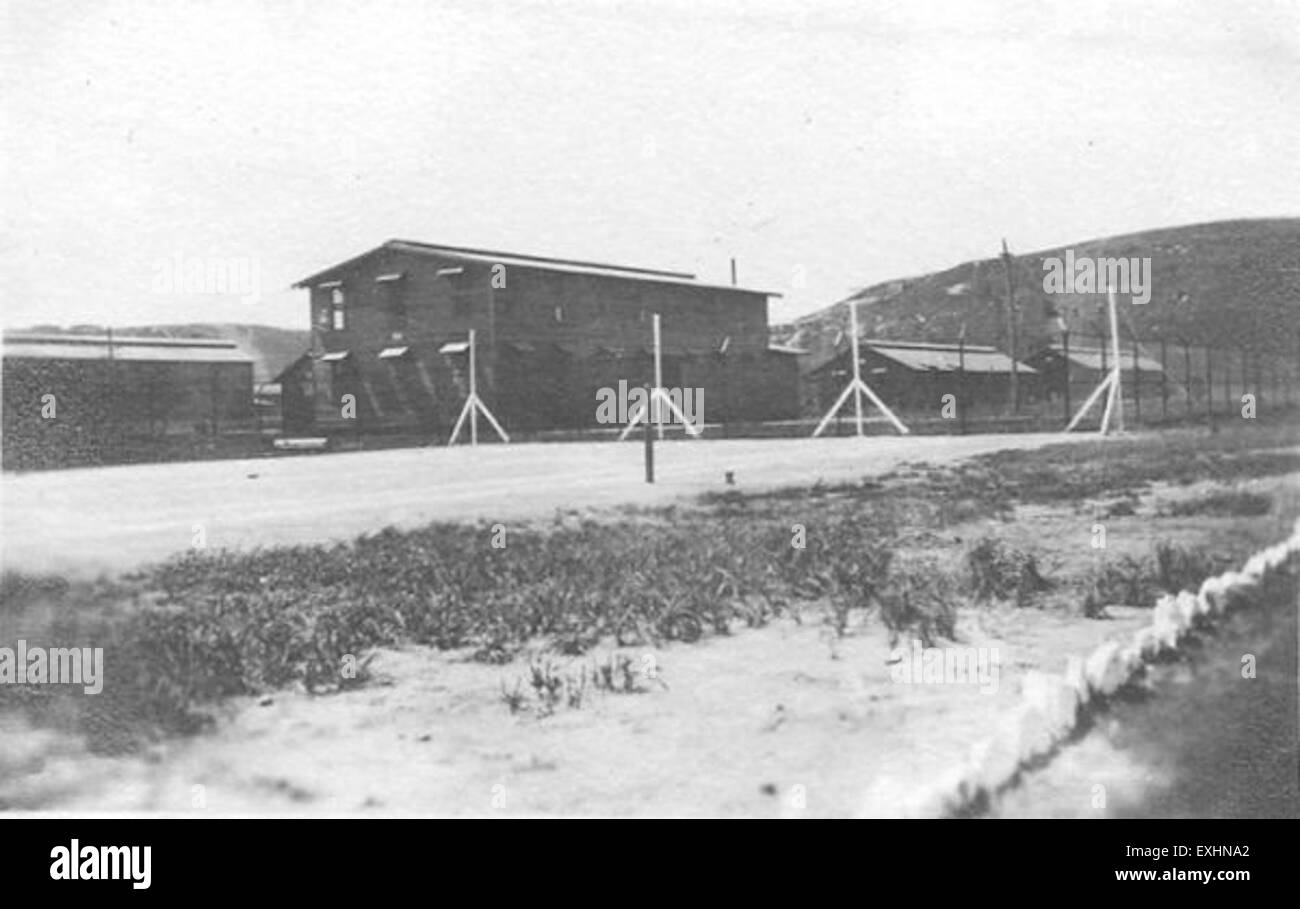 Questa immagine raffigura la casa di guardia della prigione utilizzata dalla polizia militare (MP). La struttura era parte integrante dell'applicazione della disciplina e della regolamentazione militare durante il suo periodo operativo, servendo come struttura di detenzione per i prigionieri. Foto Stock