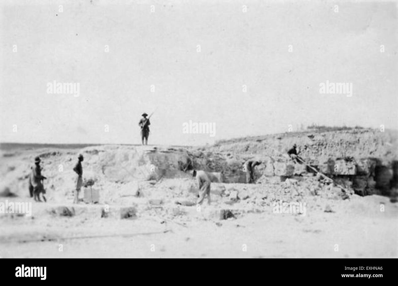 Questa immagine mostra un gruppo di prigionieri che lavorano in una cava, raffigurando le condizioni difficili e la natura laboriosa dei loro compiti. Spesso utilizzate come documentazione storica, tali immagini offrono informazioni sulla vita dei lavoratori in confinamento, in particolare durante il periodo di guerra. Foto Stock
