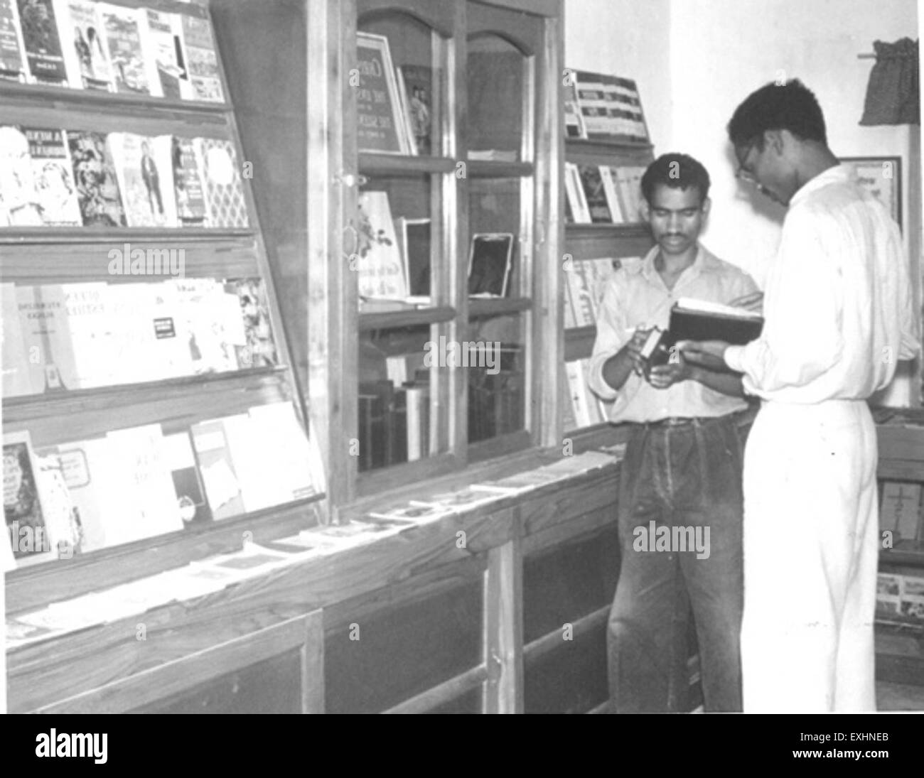 Una fotografia del 1964 cattura la sala lettura di Dhamtari, in India. L'immagine offre uno scorcio nell'atmosfera educativa dell'India post-coloniale, evidenziando l'importanza delle biblioteche e dell'accesso alla conoscenza nelle comunità rurali. Foto Stock