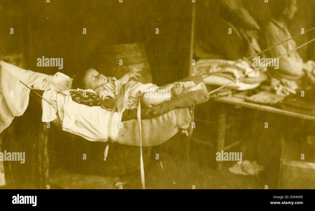 Una fotografia di un'amaca, che simboleggia un rifugio temporaneo o un luogo di riposo. L'amaca può essere associata all'esperienza dei rifugiati, il che rappresenta la necessità di riposo in mezzo a sfollamenti e incertezze. Foto Stock