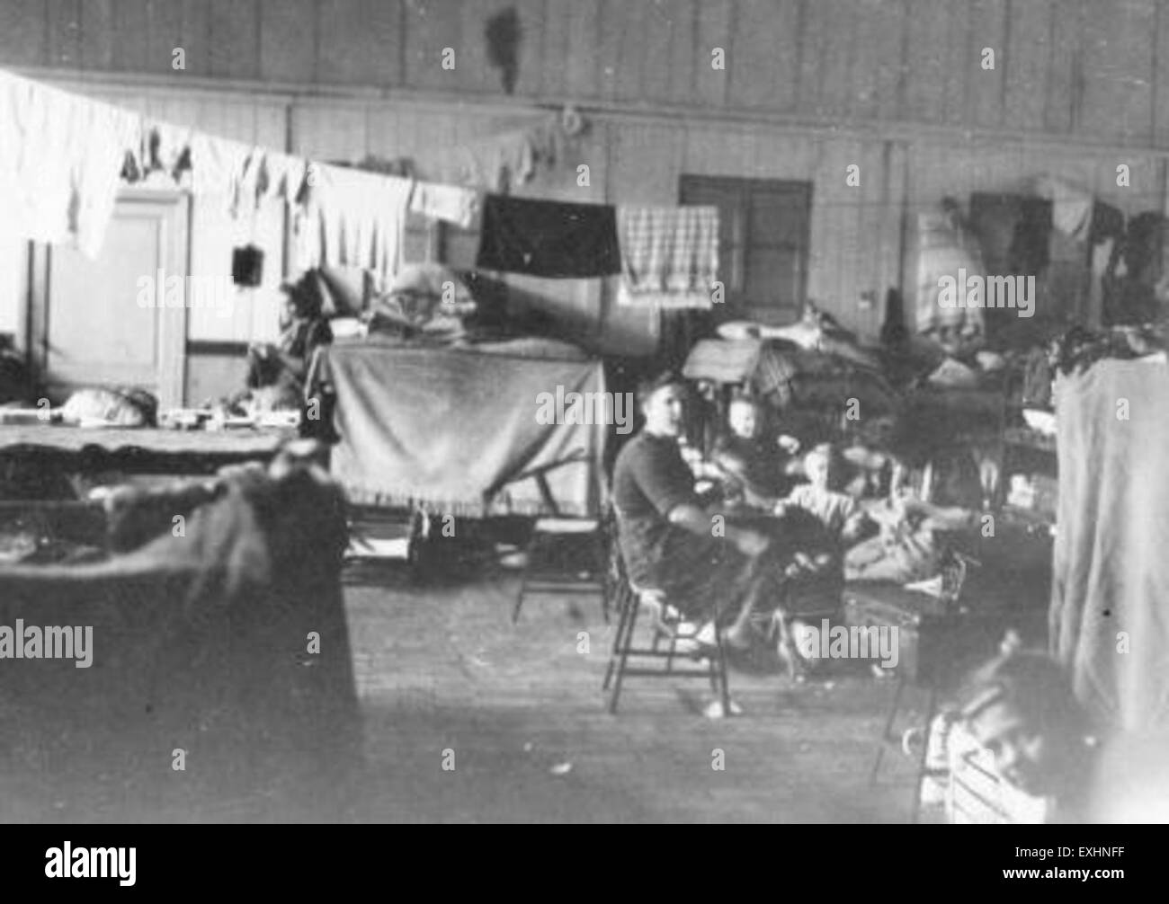 Questa fotografia del Belgio raffigura i quartieri dei rifugiati, probabilmente del periodo post-seconda guerra mondiale, che mostrano le condizioni e gli accordi presi per gli sfollati in Belgio durante il XX secolo. Foto Stock