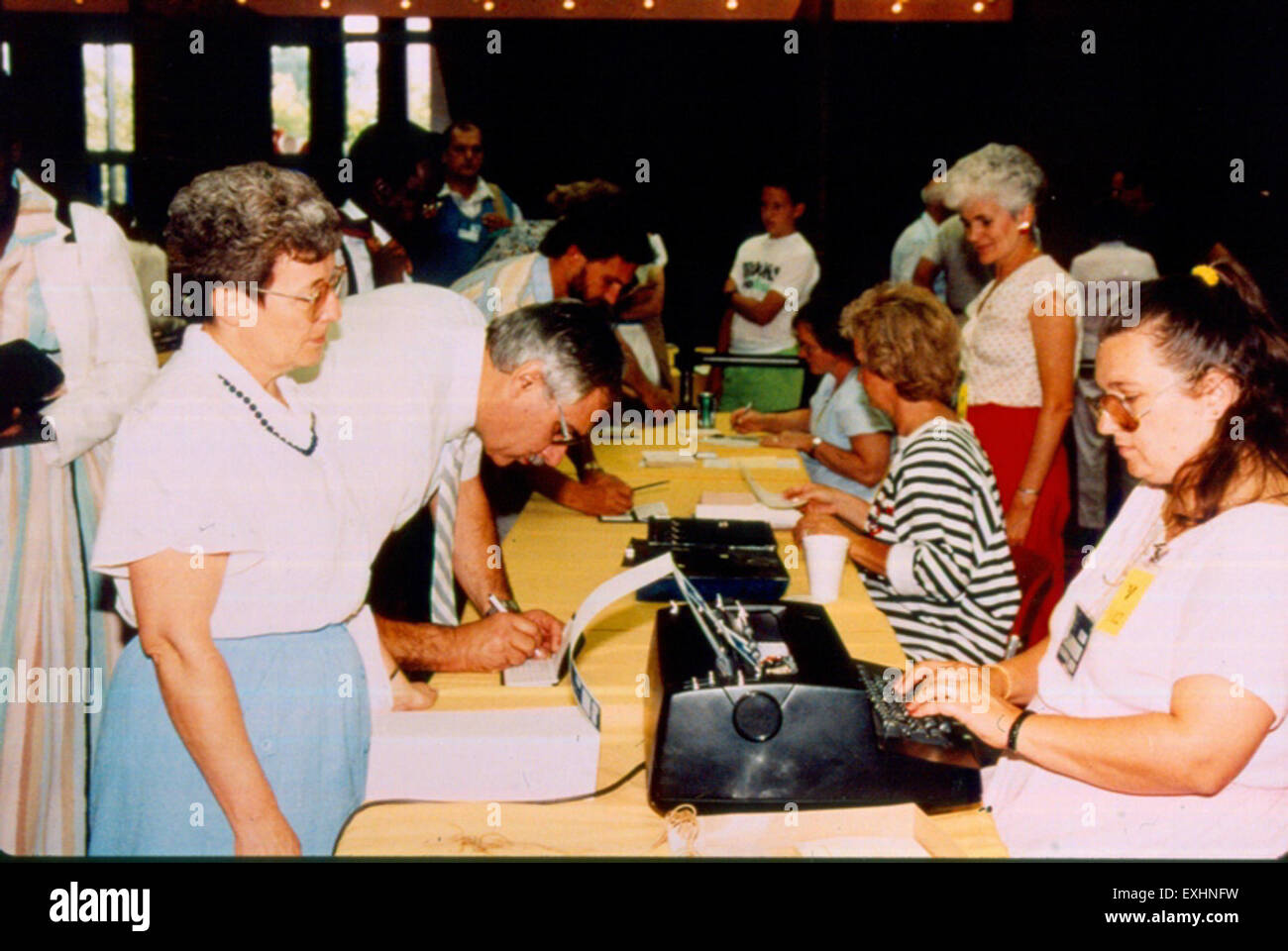 Questa fotografia cattura il banco di registrazione alla Mennonite World Conference a Winnipeg, Manitoba. La conferenza riunisce le comunità mennonite di tutto il mondo per discutere di fede, cultura e iniziative di pace. Foto Stock