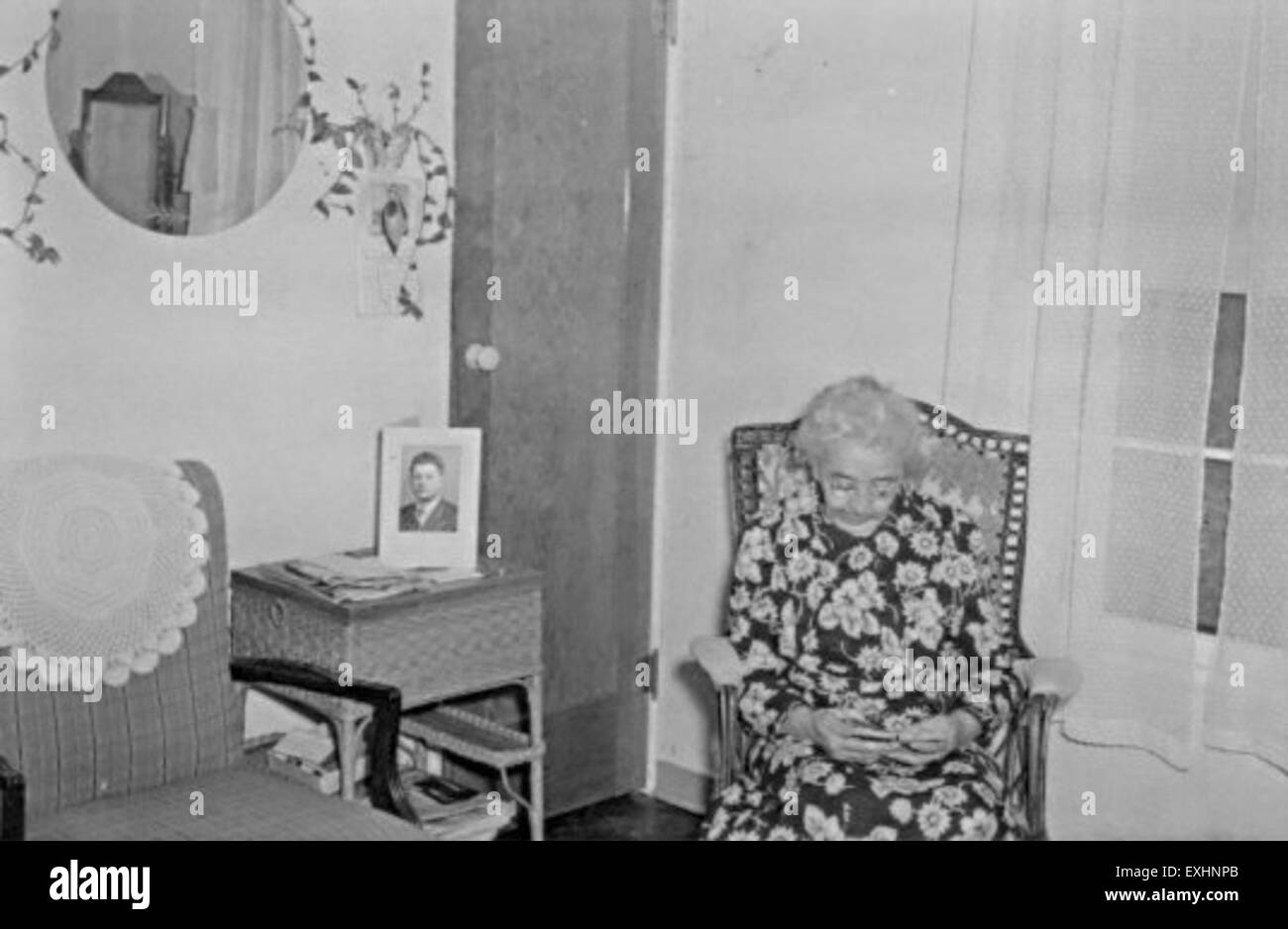 Questa fotografia mostra una stanza all'Old Peoples Home di Albany, Oregon. L'immagine fornisce uno sguardo sulle condizioni di vita e l'ambiente sociale degli anziani residenti in questa istituzione mennonita, riflettendo l'atmosfera premurosa della comunità. Foto Stock