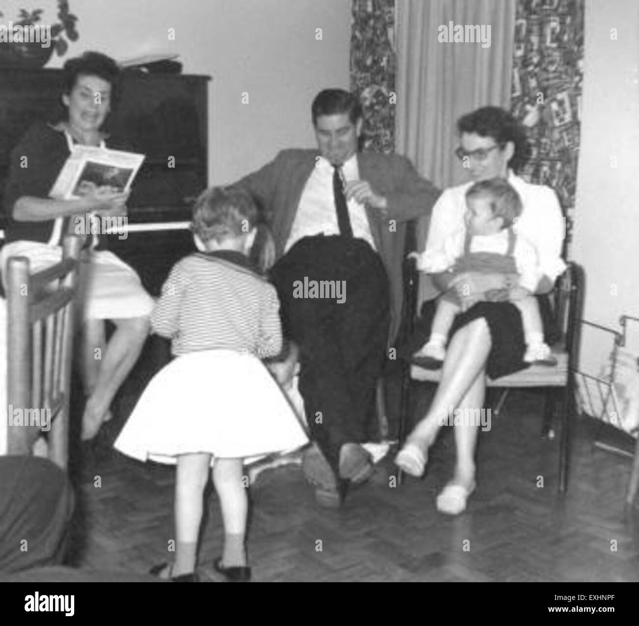 Rose Hostetler ha festeggiato il suo compleanno il 6 giugno 1964. L'evento è stato segnato da familiari e amici, compresi membri del Consiglio delle missioni mennonita, che hanno mostrato il suo coinvolgimento nella comunità. Foto Stock