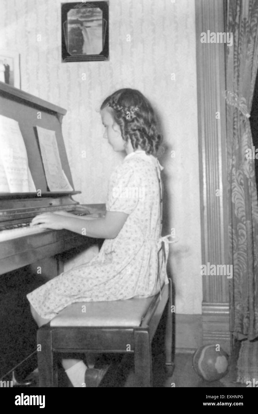 Un ritratto di Rose Mary Stauffer, una persona che ha contribuito alla comunità di Milford, Nebraska. Questo articolo mette in evidenza il suo ruolo e la sua importanza all'interno del suo ambiente locale. Foto Stock