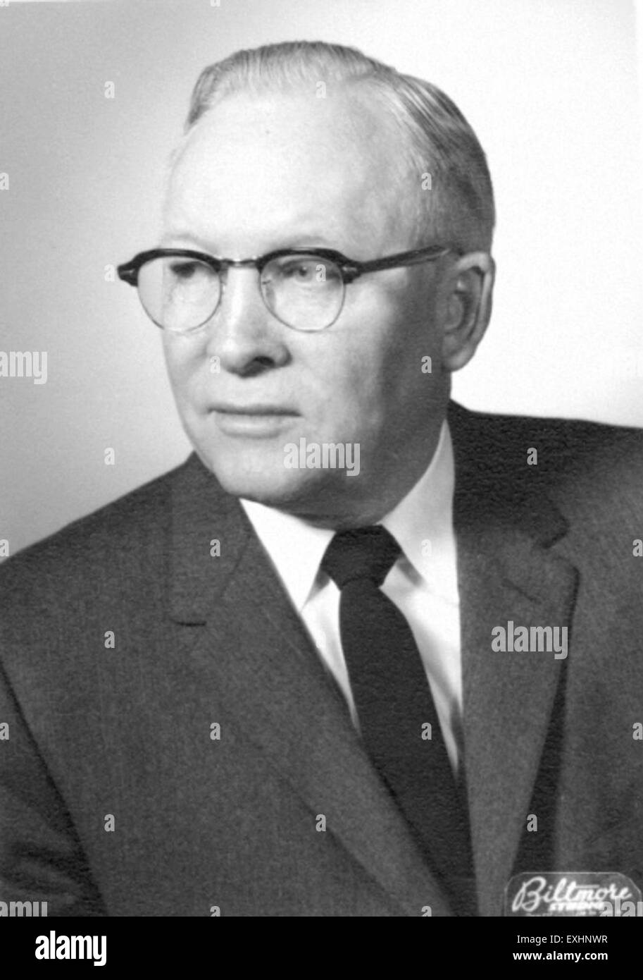 Questa fotografia del 1964 cattura Samuel M. King, il preside della MHSS a Dhamtari, in India. Funge da record storico della leadership educativa nella regione durante la metà del XX secolo, mostrando il ruolo della scuola nel plasmare l'istruzione locale in quel momento. Foto Stock