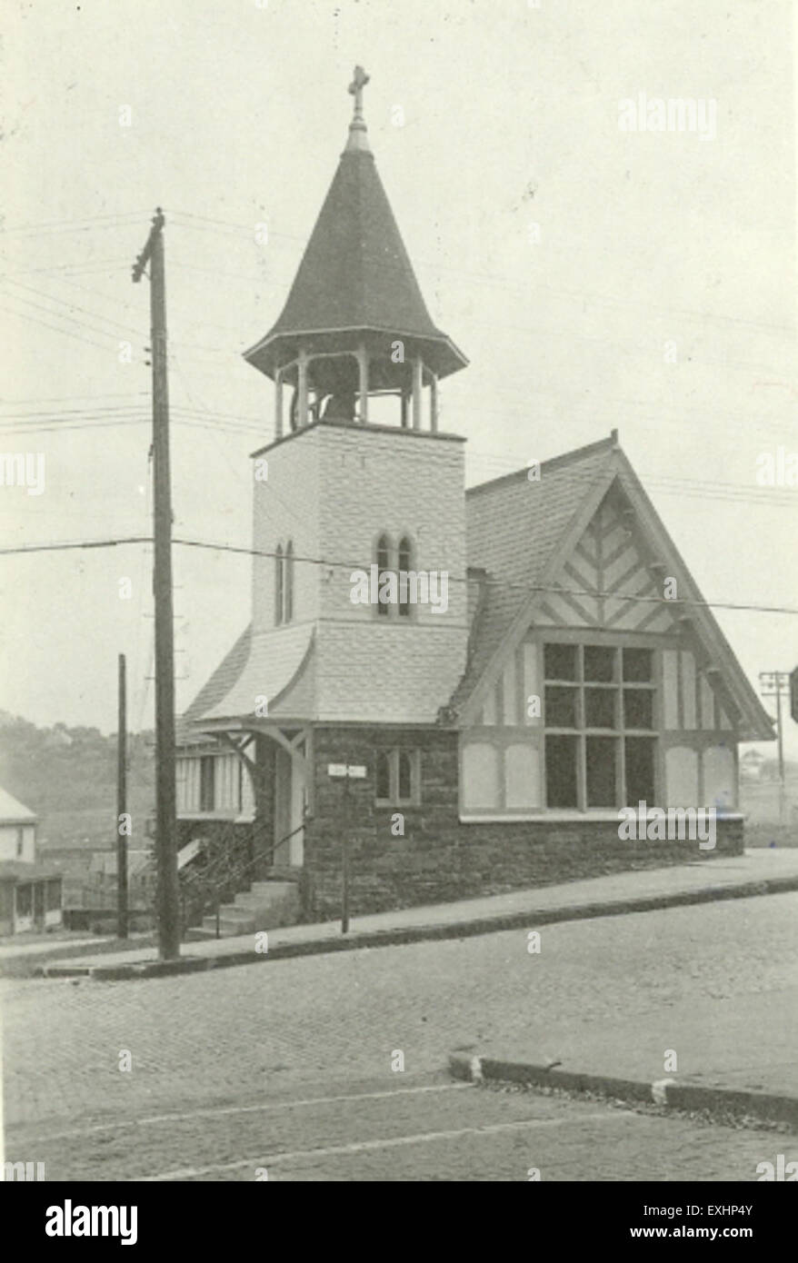 La chiesa episcopale di Scottdale, situata a Scottdale, Pennsylvania, presenta la classica architettura ecclesiastica. Costruita nel XIX secolo, serve come esempio significativo di design della chiesa durante quell'epoca, con le sue notevoli finestre a campana e a vetrate colorate. Foto Stock