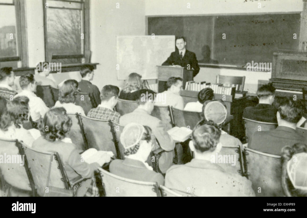 Questa immagine raffigura una lezione su Shakespeare al Goshen College, concentrandosi sullo studio delle opere di William Shakespeare in un ambiente accademico. La classe esplora le sue opere teatrali, sonetti e influenza sulla letteratura. Foto Stock