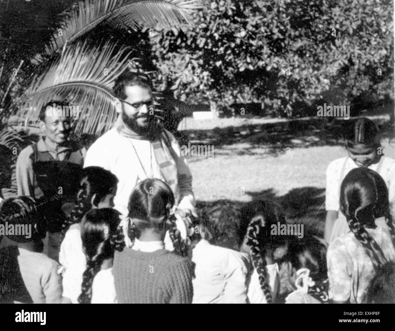 La fotografia mostra l'ospedale per la lebbra di Shantipur in India nel 1964, catturando le strutture mediche e le cure dedicate fornite alle persone colpite dalla lebbra. Questa immagine storica mette in evidenza il ruolo dell'ospedale nel trattamento e nel sostegno alle persone con lebbra durante quel periodo. Foto Stock