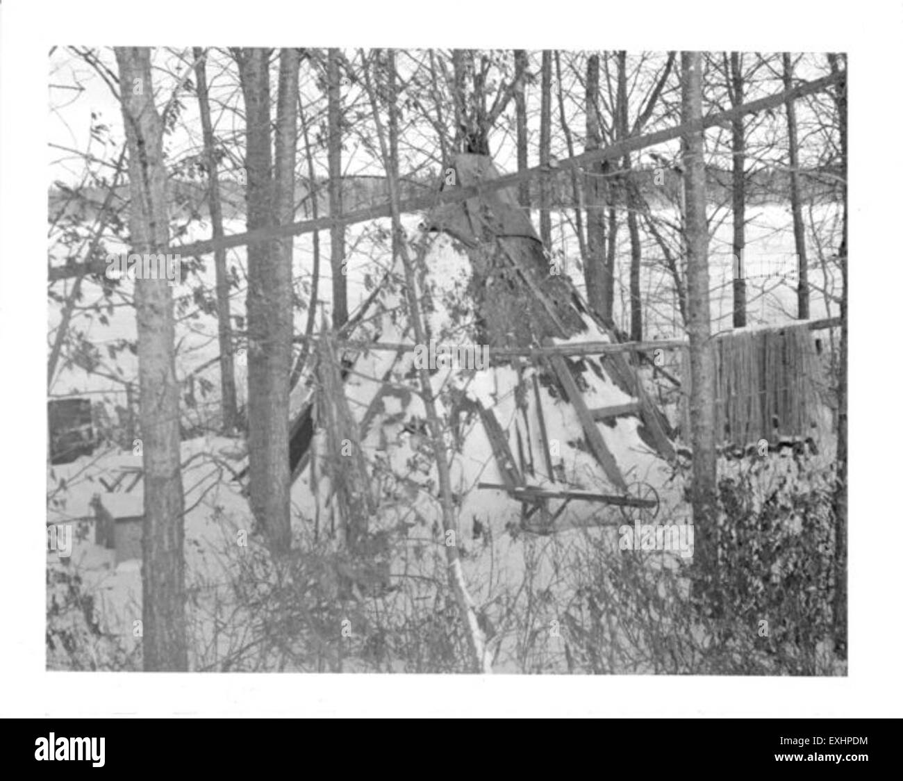 Questa fotografia mostra un teepee innevato che abita ad Anzac, Alberta, come parte del servizio volontario della rete missionaria mennonita. Essa mette in evidenza la presenza culturale e gli sforzi di volontariato della comunità mennonita nella regione. Foto Stock