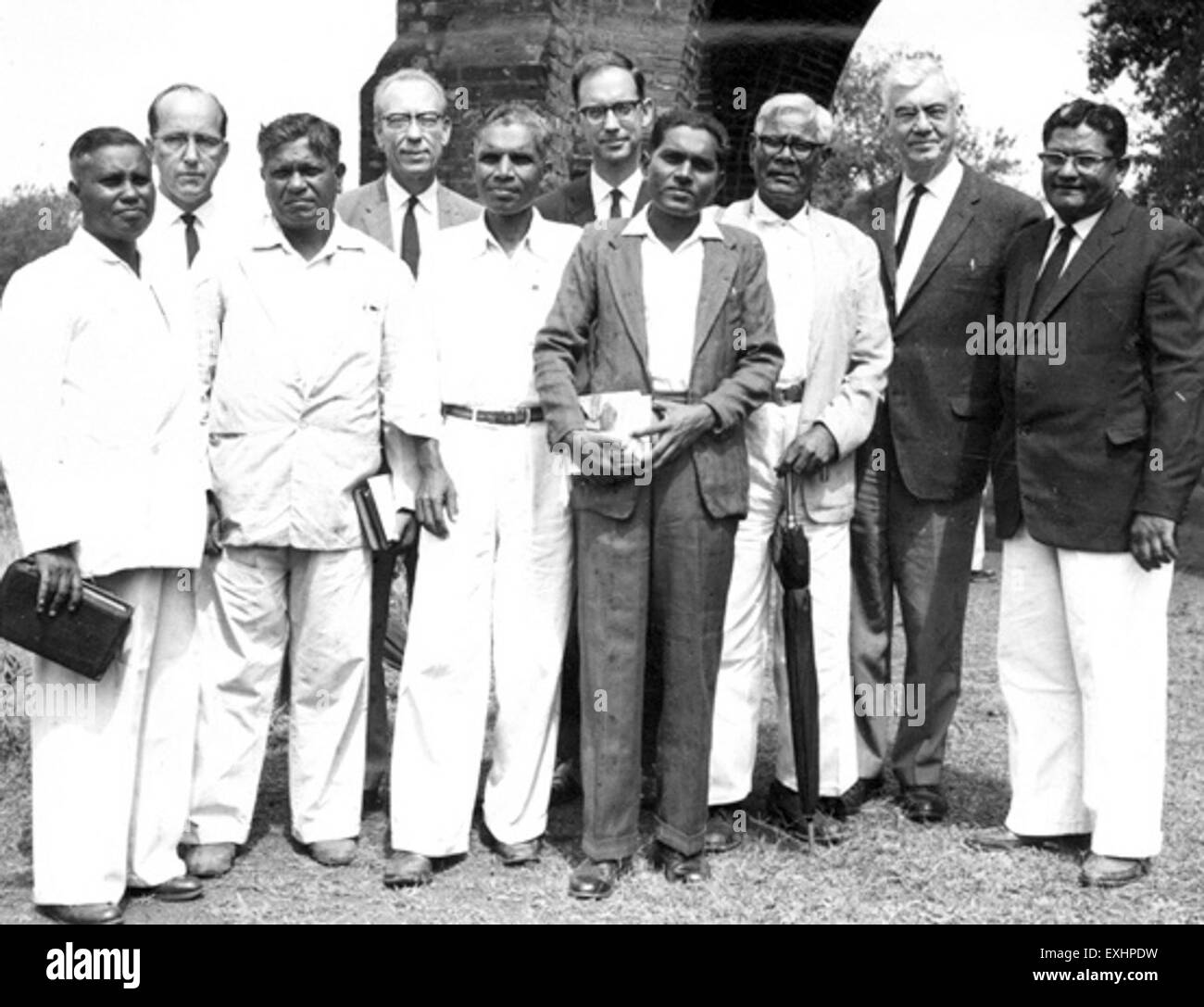 La Conferenza annuale del 1964 in India ha riunito leader e missionari mennoniti da tutto il mondo. Figure chiave come C.K. Jebiar e Daniel Sonwani erano presenti, evidenziando la portata globale della fede mennonita e il suo lavoro missionario in India. Foto Stock