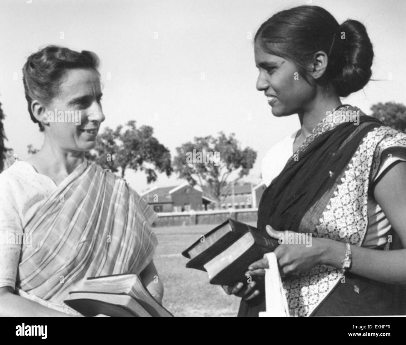 Questa fotografia del 1964 mostra le donne che parlano ad una riunione pubblica in India. L'immagine cattura l'importanza delle voci delle donne nelle discussioni politiche e sociali, sottolineando il ruolo delle donne nel plasmare il discorso pubblico e nel sostenere il cambiamento sociale nell'India post-coloniale. Foto Stock