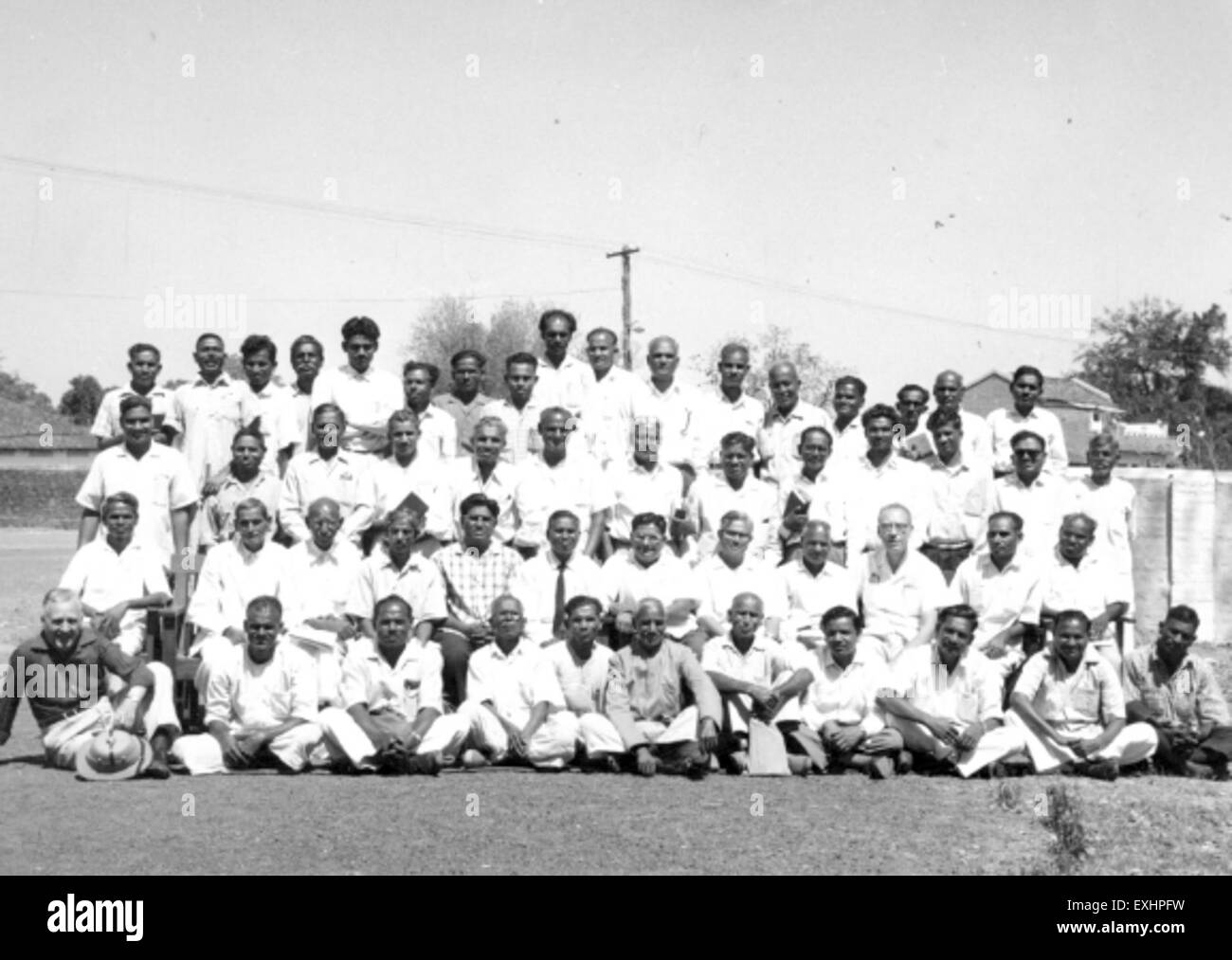 Questa fotografia del 1964 cattura una speciale conferenza dei pastori a Dhamtari, in India, cui hanno partecipato delegati della chiesa mennonita, tra cui Ernest Miller e John Freisen. Organizzato dal Consiglio mennonita delle missioni, l'incontro si è concentrato sulla leadership della chiesa e sul lavoro missionario. Foto Stock