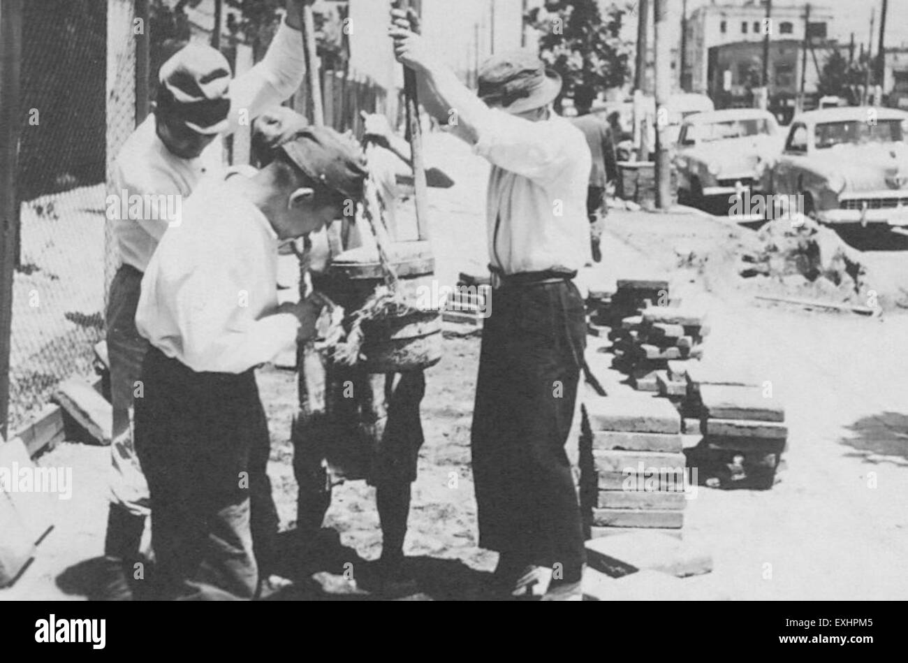 Questa immagine raffigura una tipica scena di strada in Giappone, mostrando la miscela di elementi tradizionali e moderni. L'immagine fornisce informazioni sulla cultura di strada giapponese, con vari stili architettonici e attività di strada visibili. Foto Stock