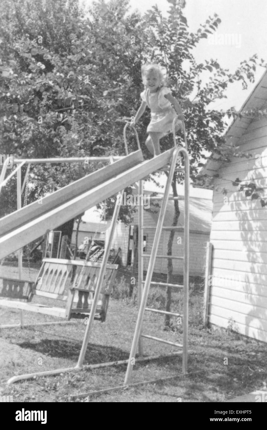 Susan Kauffman è documentata in una fotografia scattata a Manson, Iowa. L'immagine offre una prospettiva storica della vita in questa piccola città, mostrando Susan come rappresentante della comunità. La foto cattura una fetta della vita quotidiana nell'America rurale della metà del XX secolo. Foto Stock