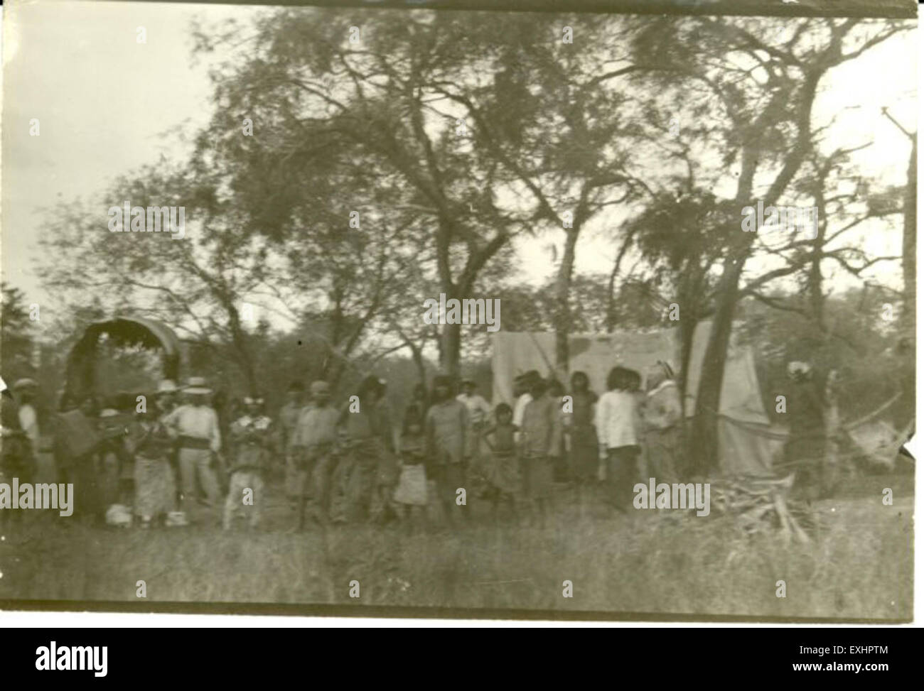 "Sweet Spring Meadow", dipinto da H.S. Bender, rappresenta un paesaggio tranquillo in Paraguay, che mostra la vita mennonita in mezzo alla natura. Il pezzo mette in risalto la vita rurale, con un ambiente pastorale pieno di verde, che riflette una tranquilla atmosfera primaverile. Foto Stock