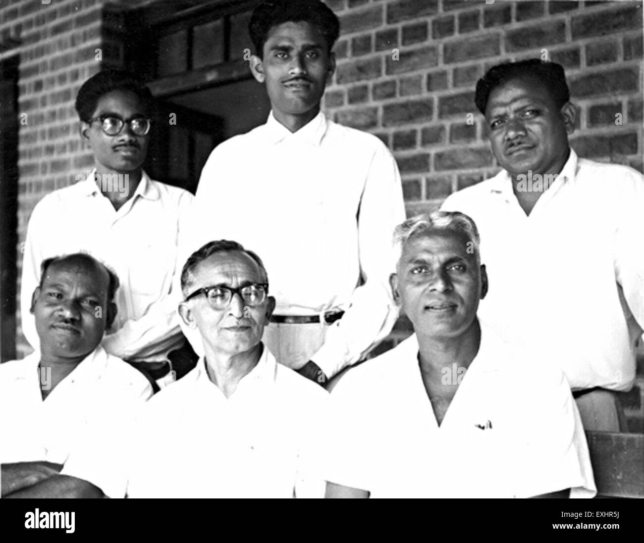 Questa fotografia storica mostra gli insegnanti della scuola secondaria superiore mennonita di Dhamtari, India, nel 1965. La scuola faceva parte della missione di fornire istruzione e servizio alla comunità locale. Foto Stock