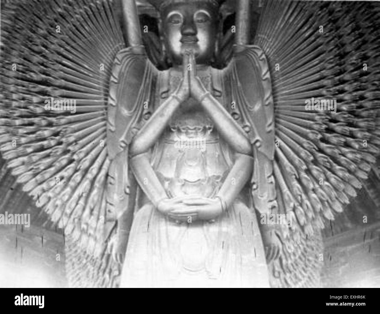 Il "Buddha diecimila mani" è una famosa scultura del Buddhismo cinese, che simboleggia la compassione e la protezione. L'opera d'arte è spesso associata ai templi buddisti e rappresenta la capacità del Buddha di aiutare innumerevoli esseri. Foto Stock