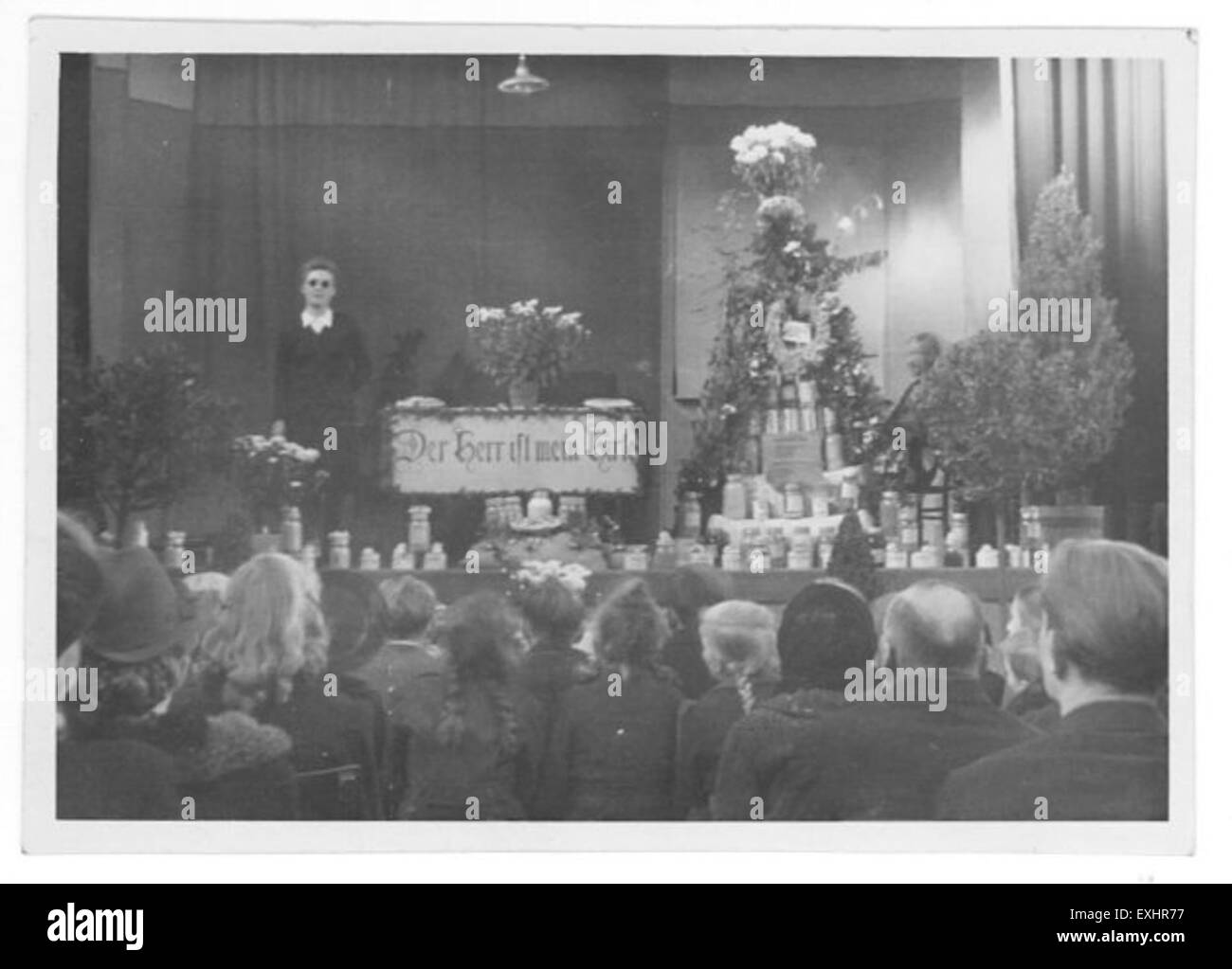 Questa fotografia scattata da Arthur Voth cattura una celebrazione del Ringraziamento organizzata dal Comitato centrale mennonita durante la seconda guerra mondiale. L'evento è servito come un gesto di solidarietà e sostegno per i rifugiati mennoniti che erano fuggiti dall'Europa devastata dalla guerra, mostrando la loro resilienza e il loro senso di comunità. Foto Stock