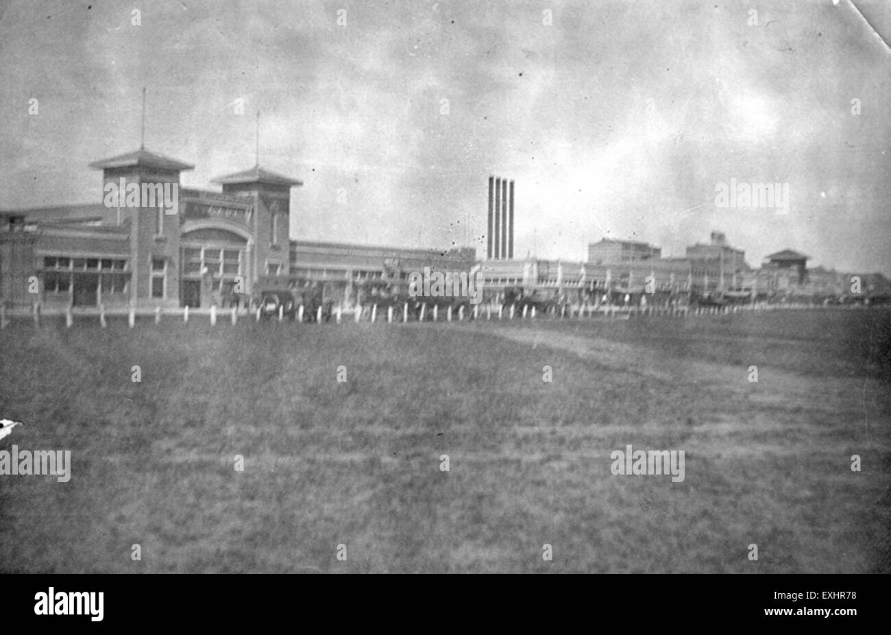 *L'Arcade 116* è una fotografia storica che cattura la bellezza architettonica di un vecchio arcade, probabilmente una struttura del XIX o dell'inizio del XX secolo. Questa immagine mette in risalto il grande design e i dettagli intricati degli archi e delle vetrine della sala, una testimonianza dell'artigianato del periodo e dello sviluppo urbano. Foto Stock