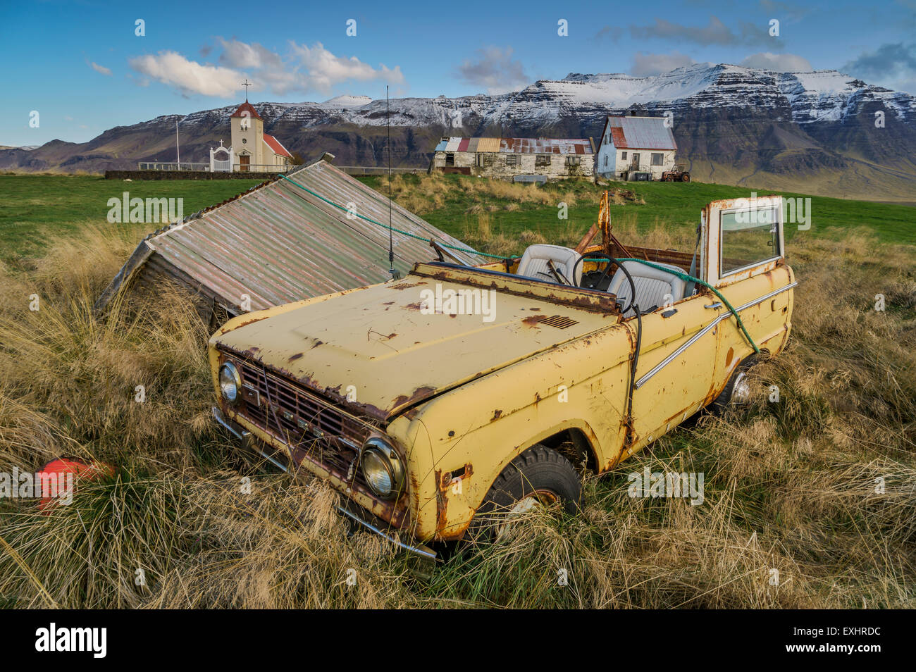 Vecchia jeep decadendo in una fattoria in western Islanda. Foto Stock