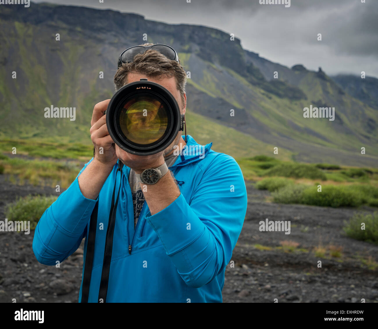 Fotografo con lunghe riprese lente da Seljalandsfoss cascata, Islanda Foto Stock