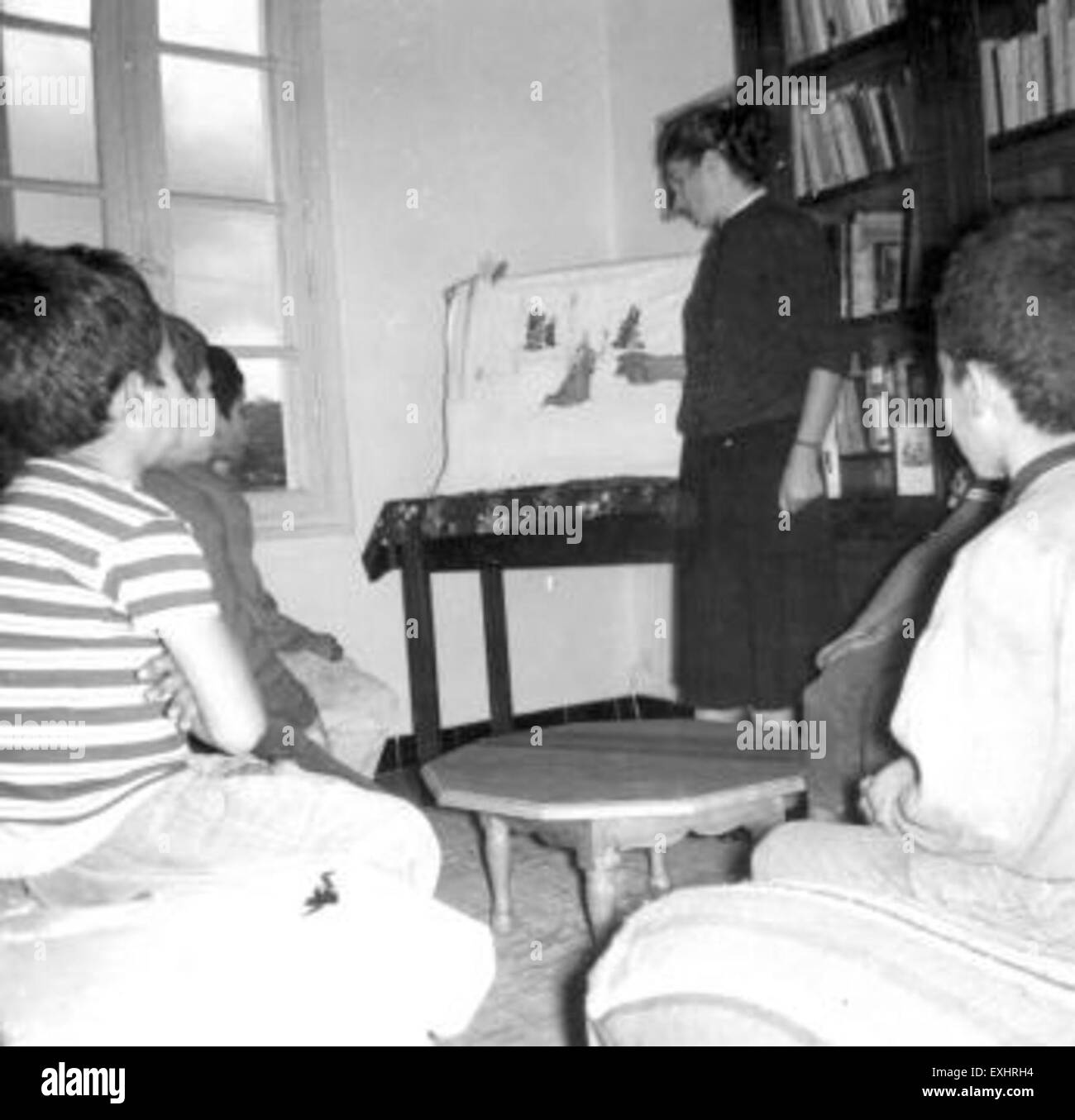 Il ritratto di Annie Haldemann dei club del giovedì in Algeria evidenzia il lavoro missionario e gli sforzi di costruzione della comunità del Consiglio mennonita delle missioni. L'opera d'arte raffigura la sensibilizzazione e gli insegnamenti religiosi dei club. Foto Stock