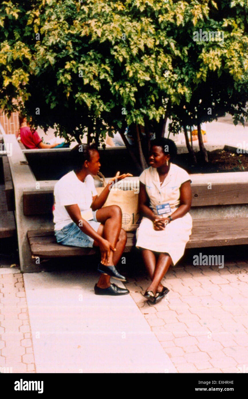 Alla conferenza mondiale mennonita di Winnipeg, Manitoba, Canada, gli individui si impegnano in una conversazione profonda mentre sono seduti sulle panchine. L'immagine cattura l'essenza della comunità, del dialogo e della condivisione delle credenze tra i partecipanti a questo raduno mennonita globale. Foto Stock