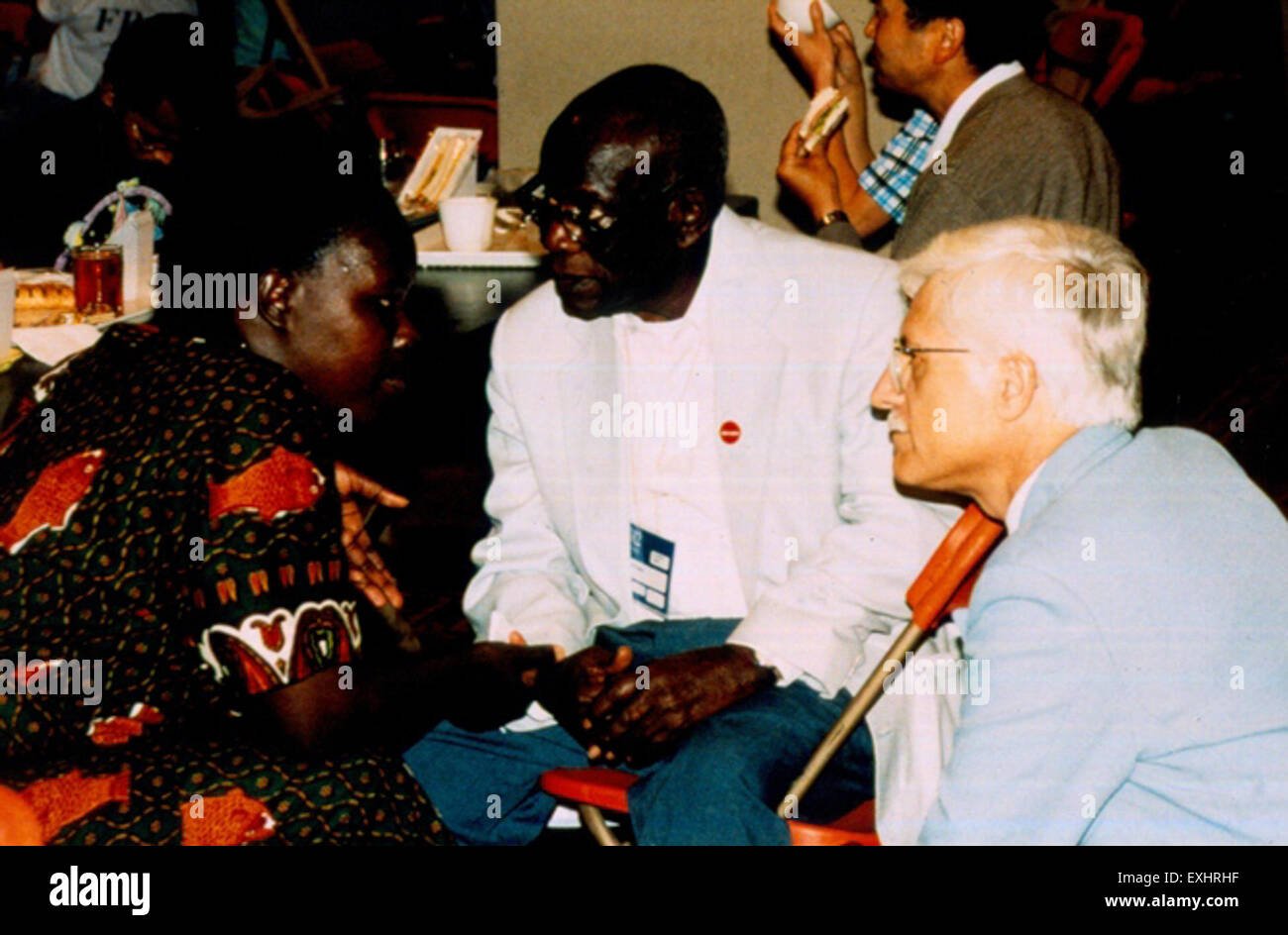 Una fotografia della Conferenza Mondiale Mennonita tenutasi a Winnipeg, Manitoba, Canada, che cattura un momento di dialogo e di discussione. L'evento si concentra sui valori condivisi e sugli scambi culturali all'interno della comunità mennonita. Foto Stock