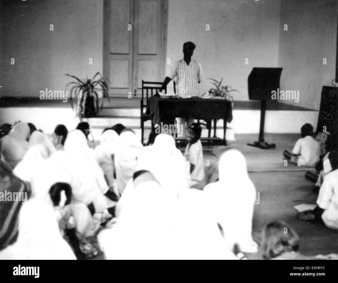 Questa fotografia del 1964 mostra un gruppo non identificato in India, che riflette gli aspetti culturali e sociali del paese durante quel periodo. L'immagine funge da istantanea storica della vita nell'India della metà del XX secolo. Foto Stock