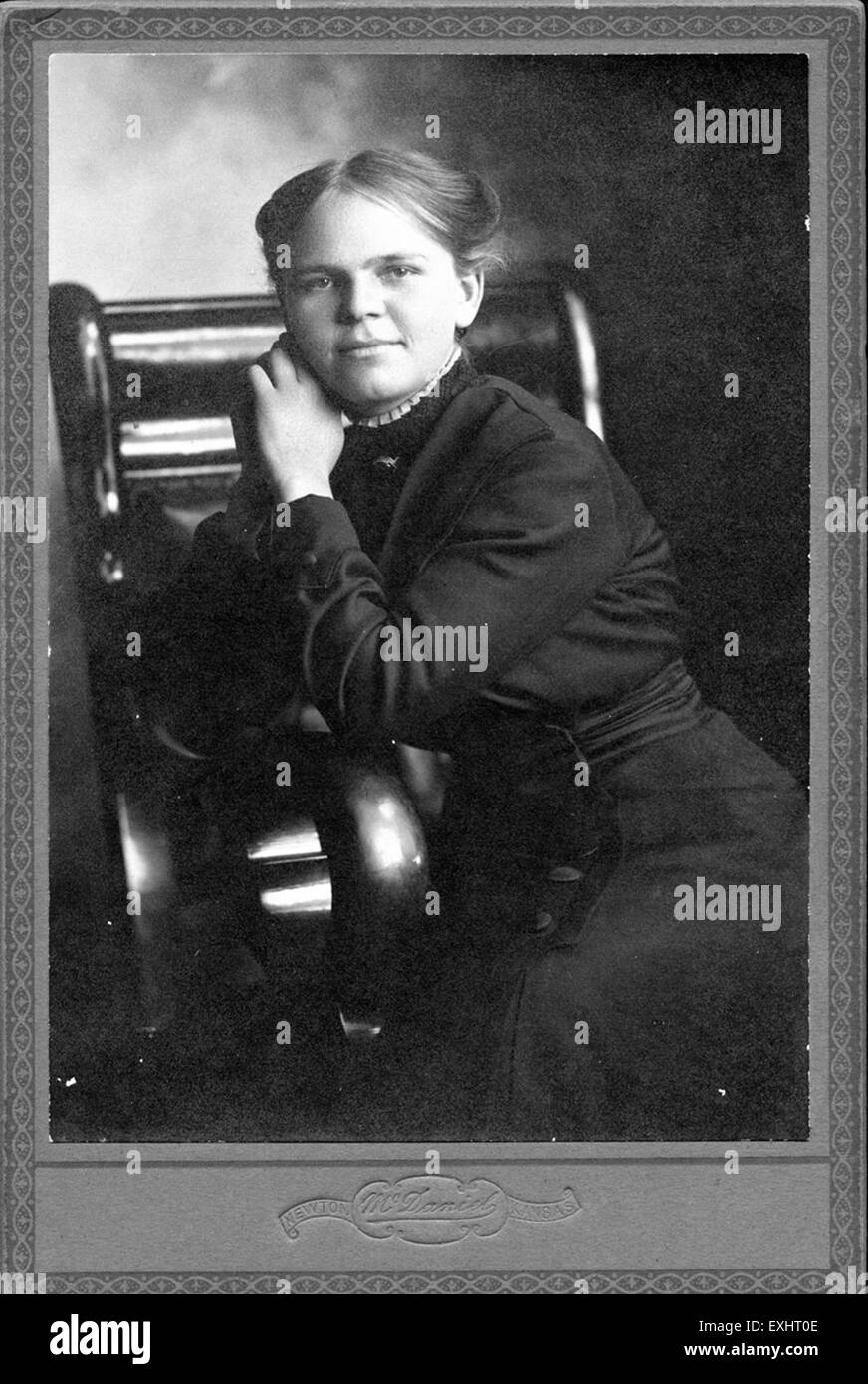 Una donna non identificata è raffigurata in un'immagine, con dettagli che si concentrano sul suo abbigliamento e sull'espressione, offrendo uno sguardo sullo stile e la cultura del periodo temporale. È necessario un ulteriore contesto per determinare l'identità o il background della donna. Foto Stock