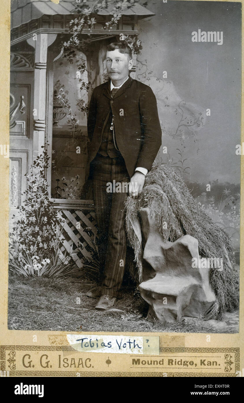 Questa foto raffigura un giovane non identificato di Moundridge, Kansas. Cattura un momento dal passato, anche se si sa poco dell'identità del soggetto. L'immagine evidenzia lo stile del periodo e il modo in cui gli individui sono stati ritratti nella fotografia durante quel periodo. Foto Stock