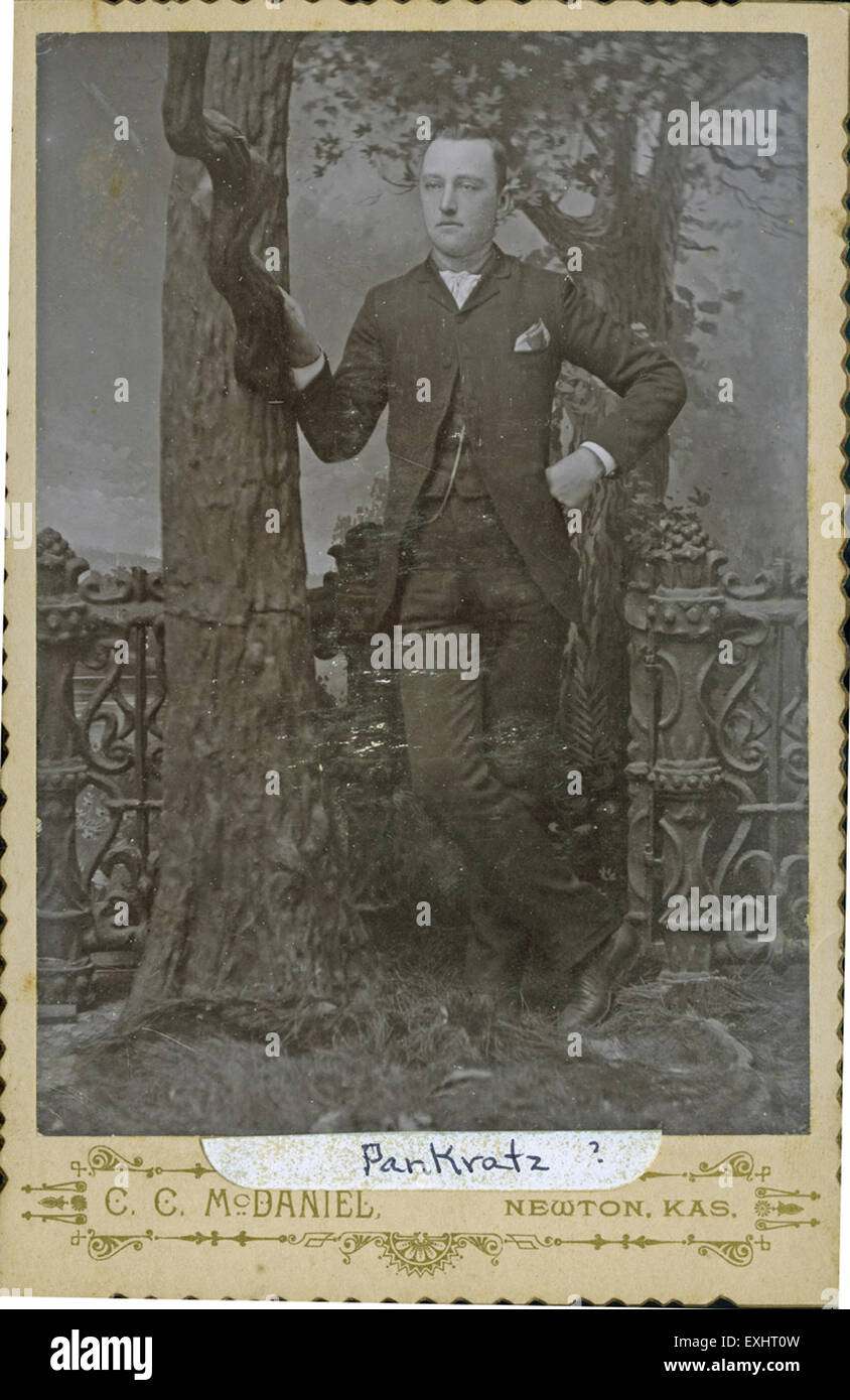 Questa fotografia storica raffigura un giovane non identificato di Newton, Kansas. L'immagine cattura un momento della vita quotidiana all'inizio del XX secolo, offrendo un'istantanea della storia personale nella piccola città americana. Foto Stock