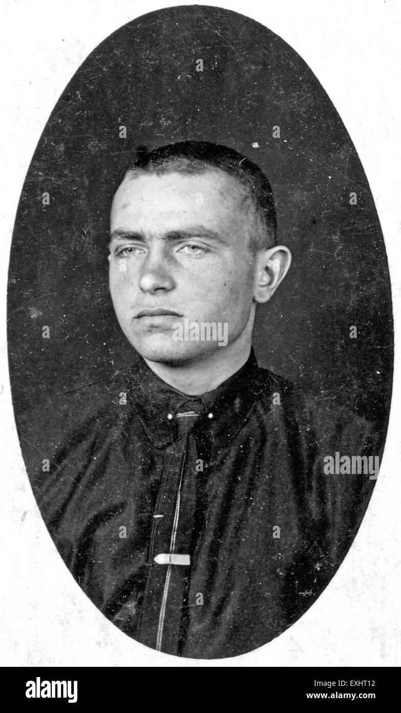 Questo ritratto raffigura un giovane non identificato del XVIII secolo. La semplicità del suo abbigliamento e l'espressione neutrale riflettono lo stile ritratto del tempo, forse commissionato per catturare un momento di vita precoce o di maturità. Foto Stock