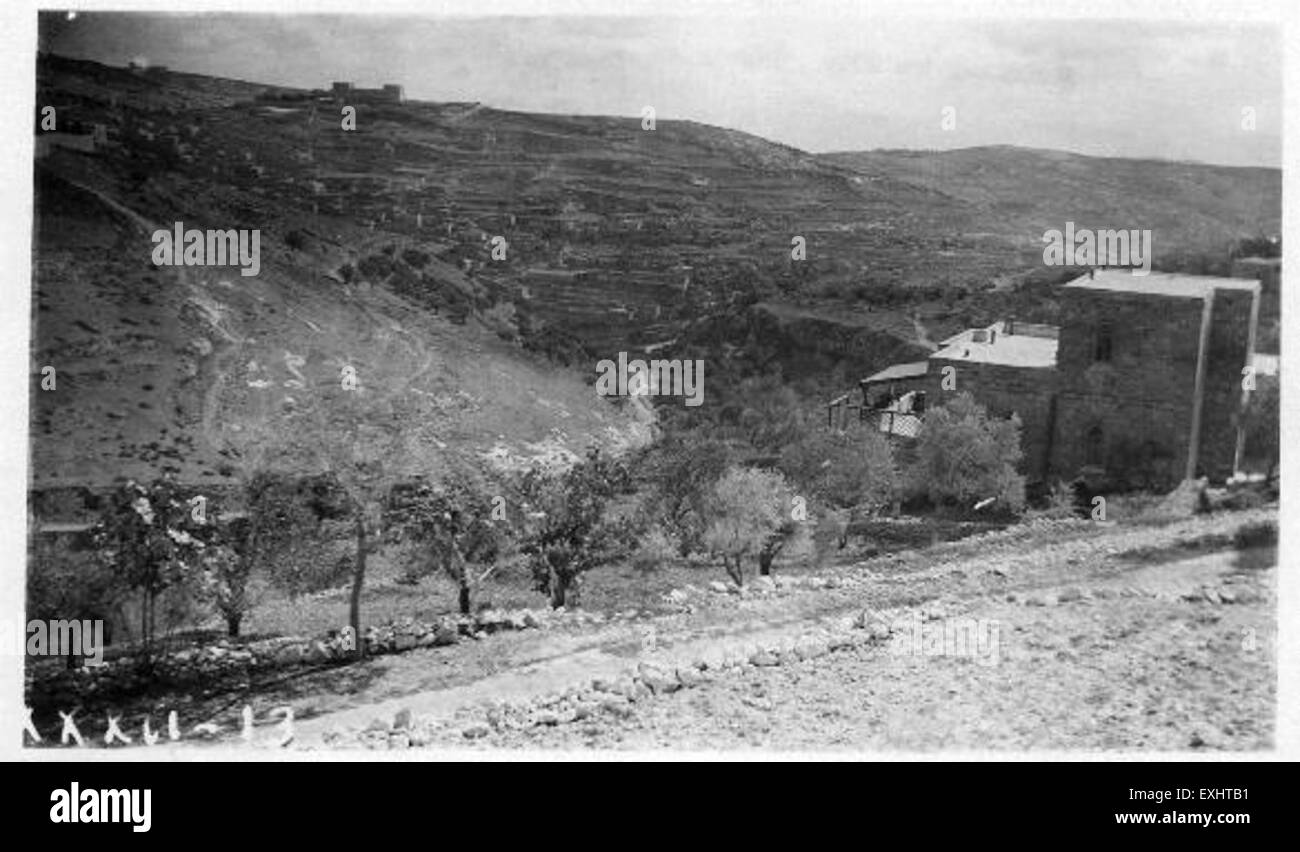 La valle di Hinnom, situata vicino a Gerusalemme, è storicamente significativa sia in contesti biblici che archeologici. Un tempo sito di antiche pratiche, oggi è un luogo di riflessione culturale e storica. Foto Stock