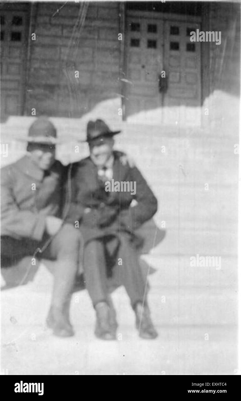 Questa fotografia mostra Oswin e Pete al Bethel College, che catturano un momento nel tempo presso l'istituto scolastico. Foto Stock